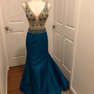 NWOT STUNNING mermaid style sleeveless gown with beaded illusion mesh top…